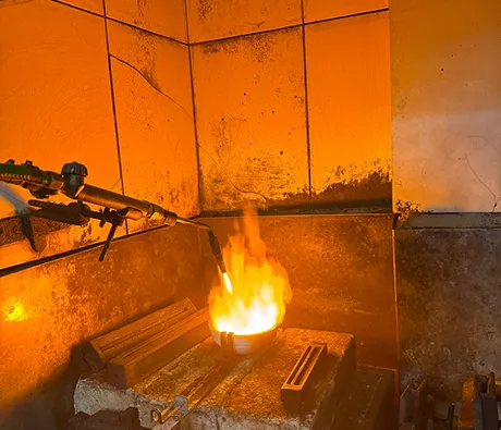 Chama de fundição, referência ao processo de refino do ouro da Arcanum