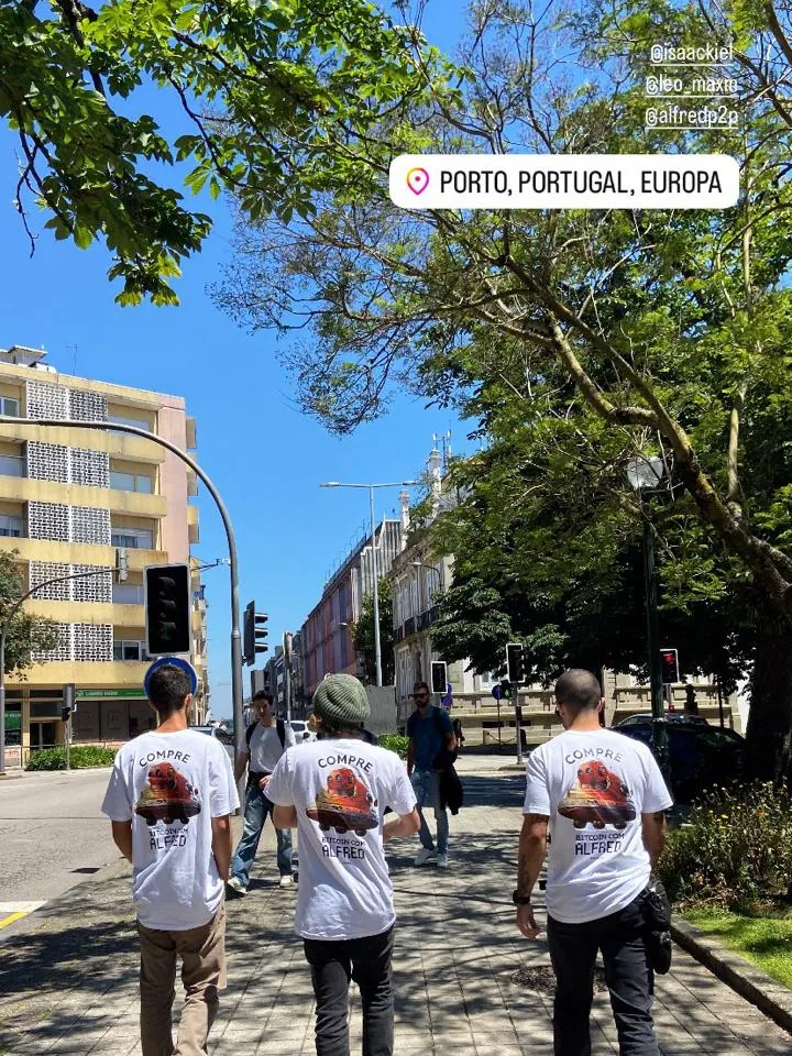 Integrantes da DSEC caminhando por uma avenida arborizada com camisetas da marca